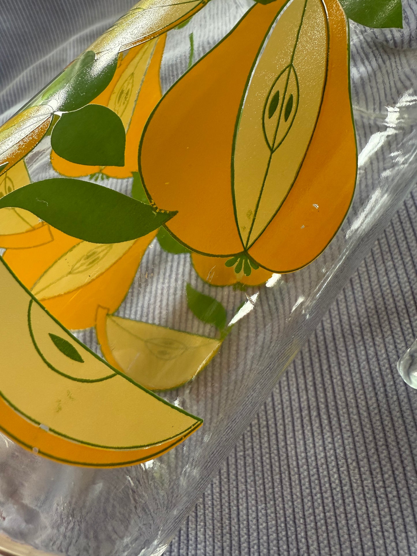 Carafe vintage en verre motif poires