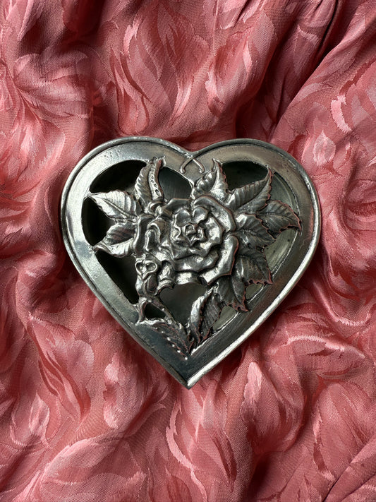 Boîte en étain en forme de coeur couvercle ajouré avec une rose dessus
