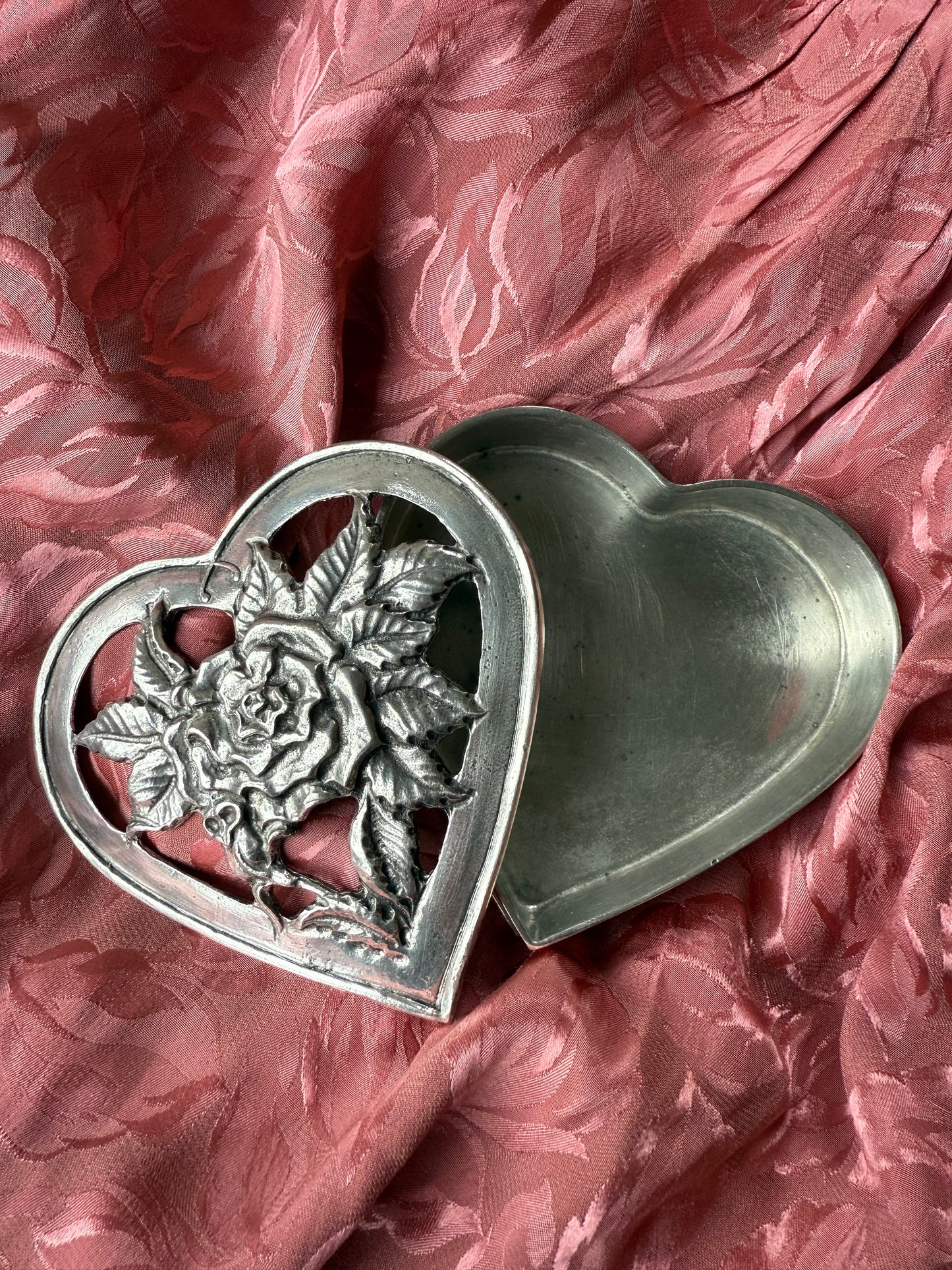 Boîte en étain en forme de coeur couvercle ajouré avec une rose dessus