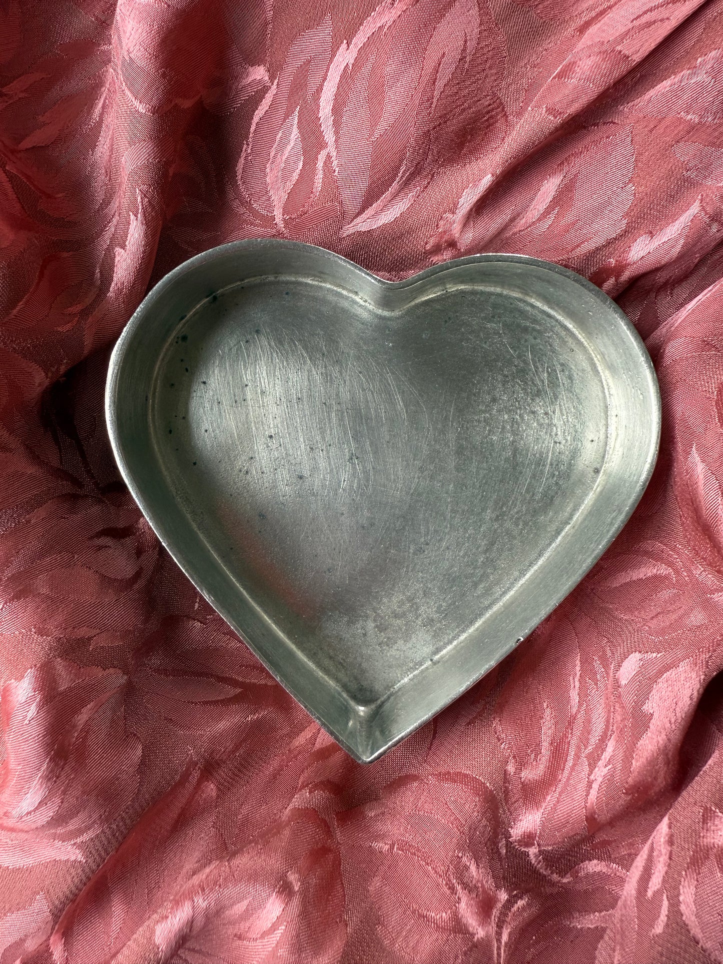 Boîte en étain en forme de coeur couvercle ajouré avec une rose dessus