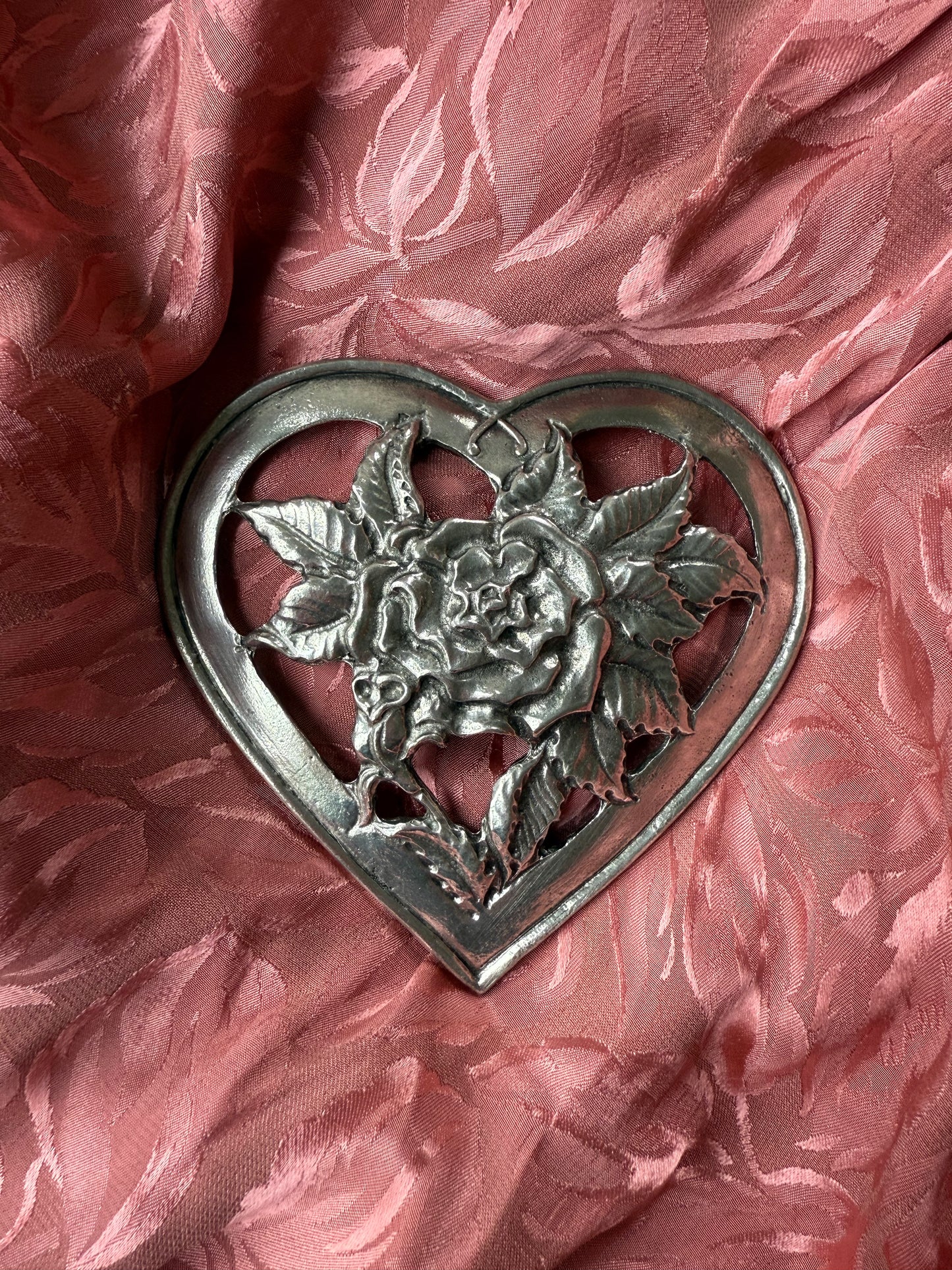 Boîte en étain en forme de coeur couvercle ajouré avec une rose dessus