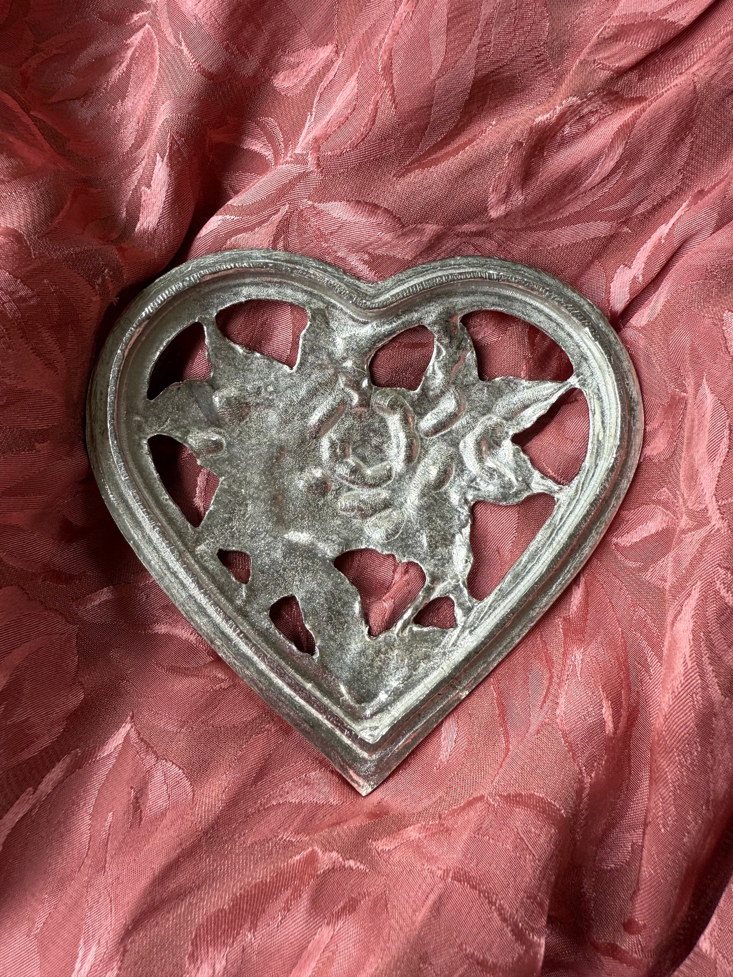Boîte en étain en forme de coeur couvercle ajouré avec une rose dessus
