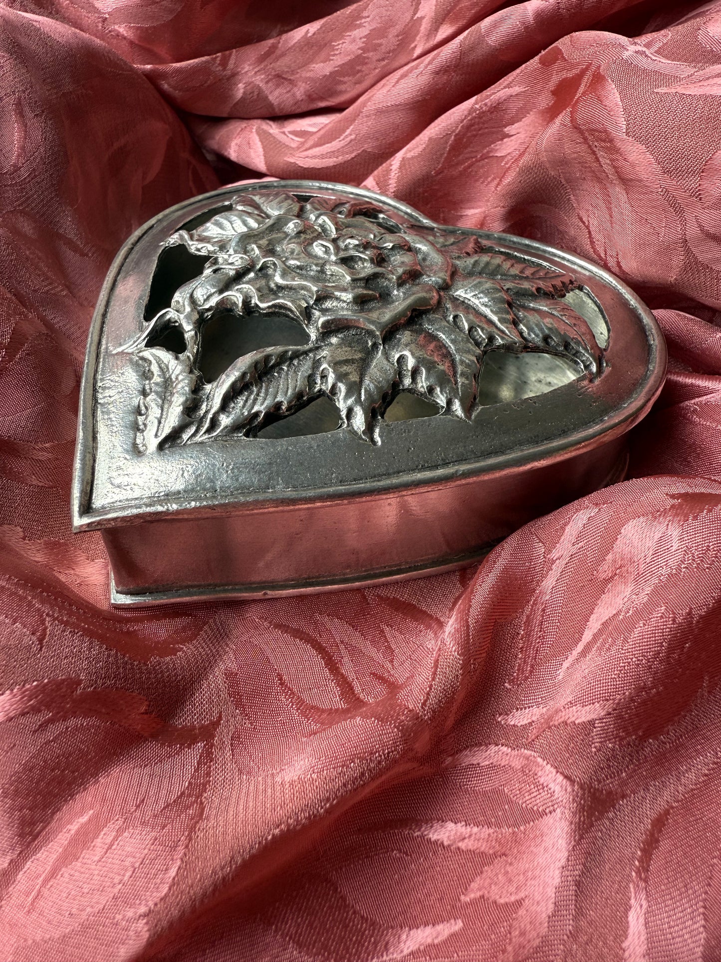 Boîte en étain en forme de coeur couvercle ajouré avec une rose dessus