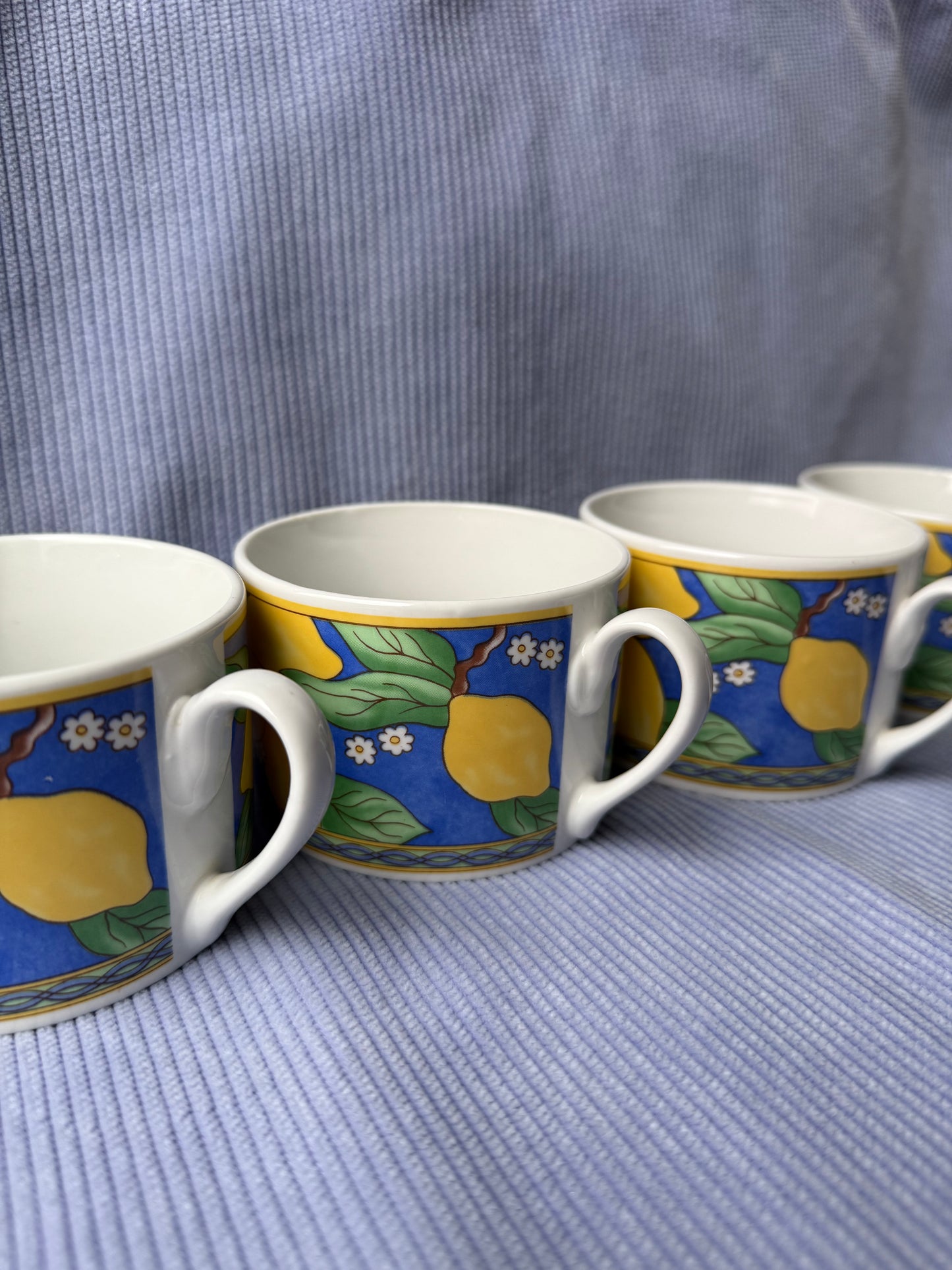 Quatre tasses vintage avec citrons en porcelaine