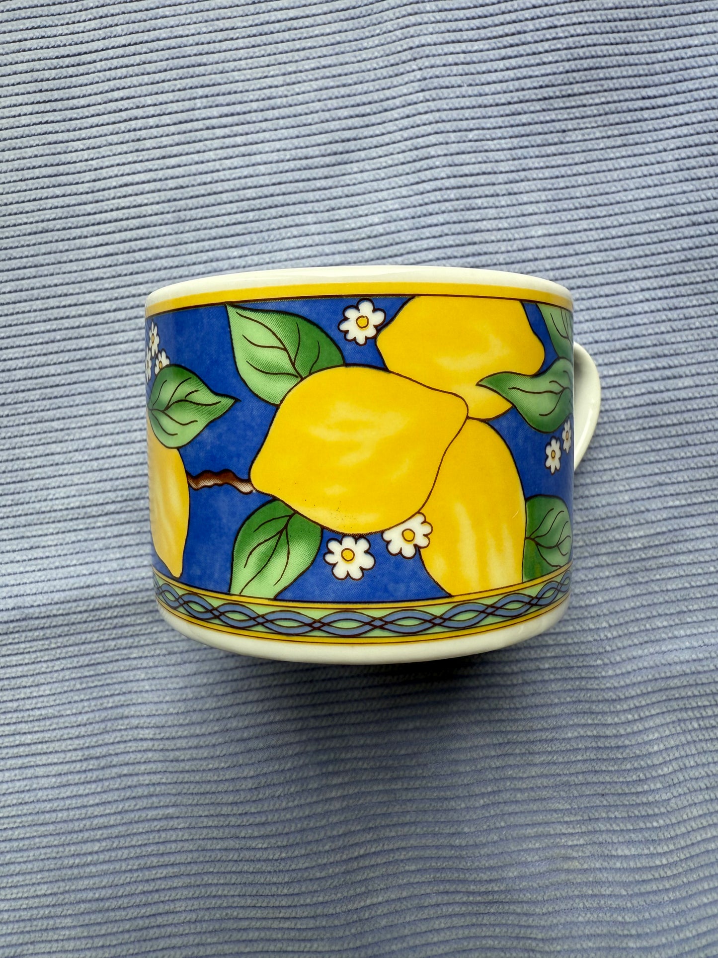 Quatre tasses vintage avec citrons en porcelaine