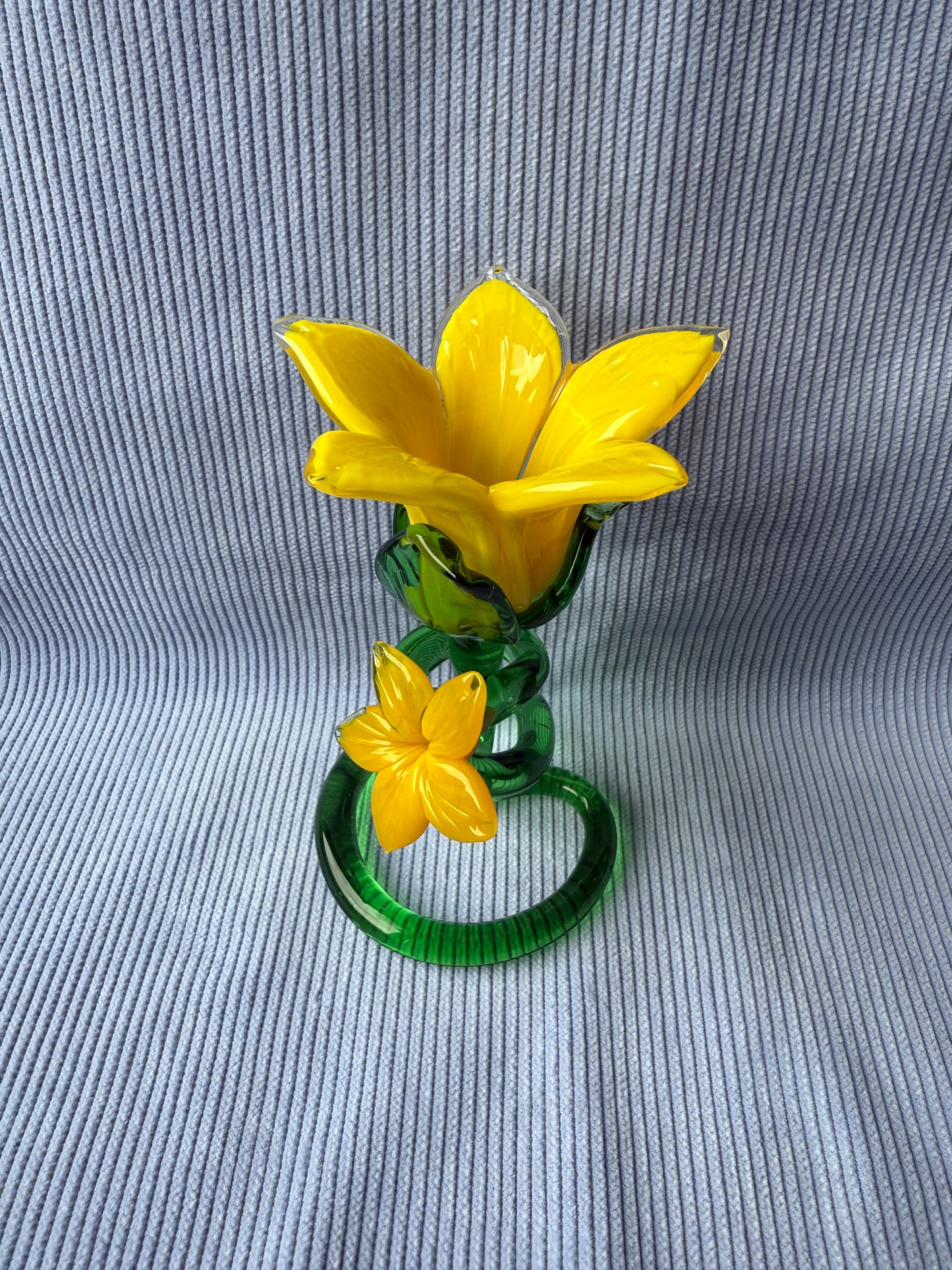 Fleur jaune en verre avec tige en spirale taille moyenne
