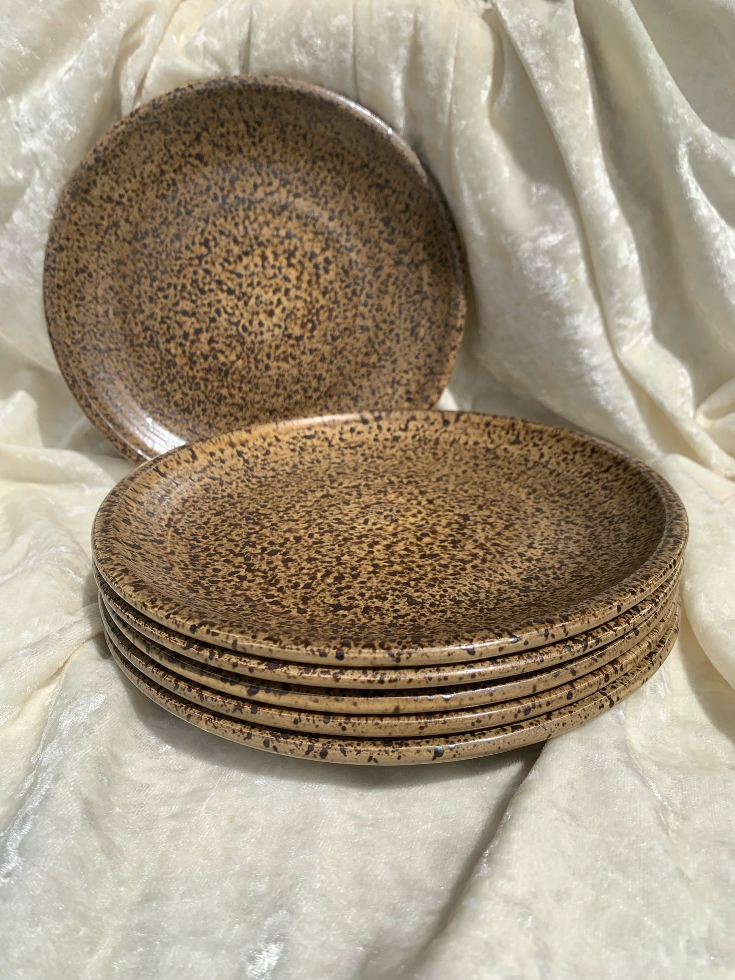 Six assiettes en grès moucheté Les Potiers de l'Abbaye