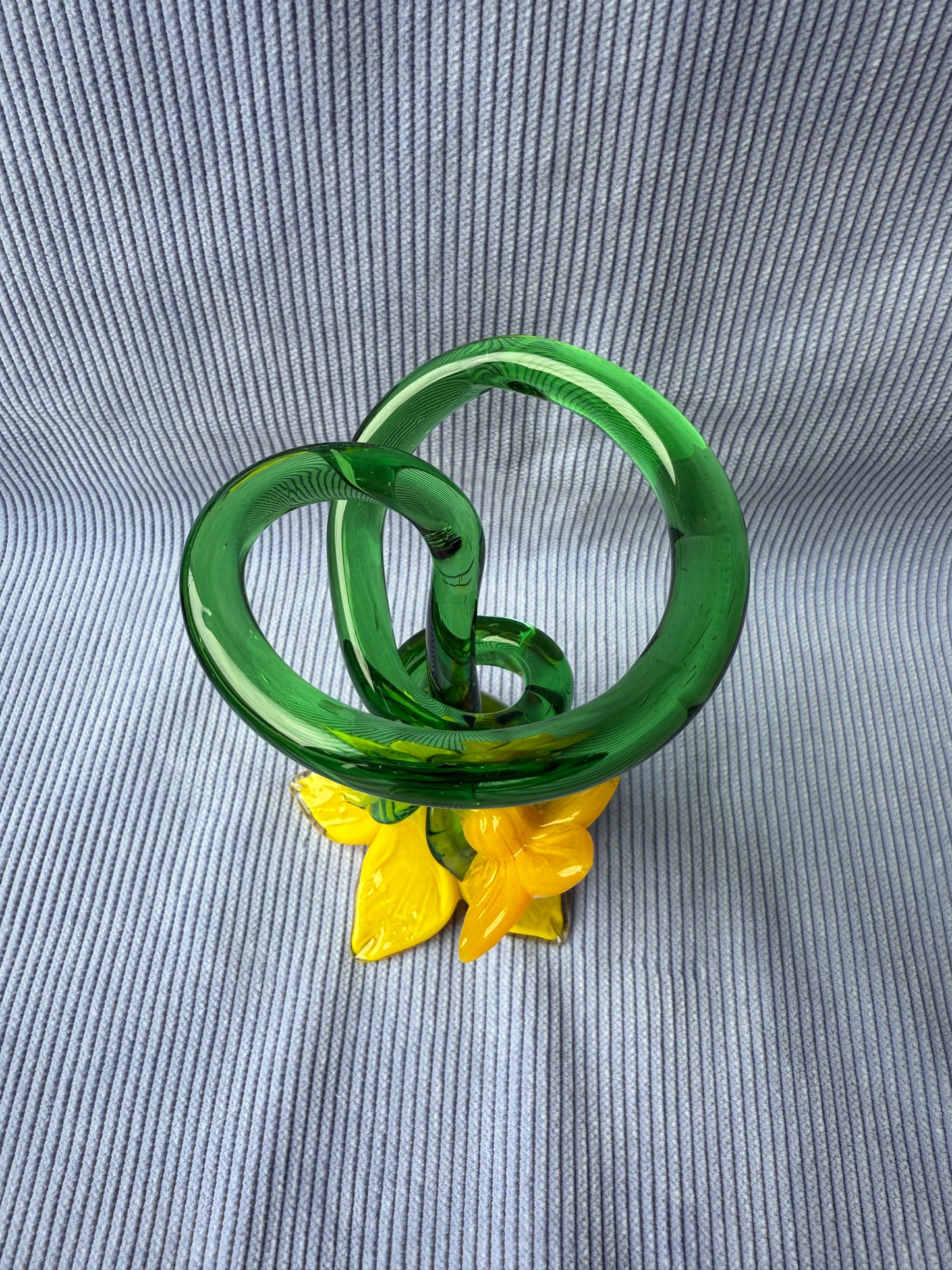 Fleur jaune en verre avec tige en spirale taille moyenne
