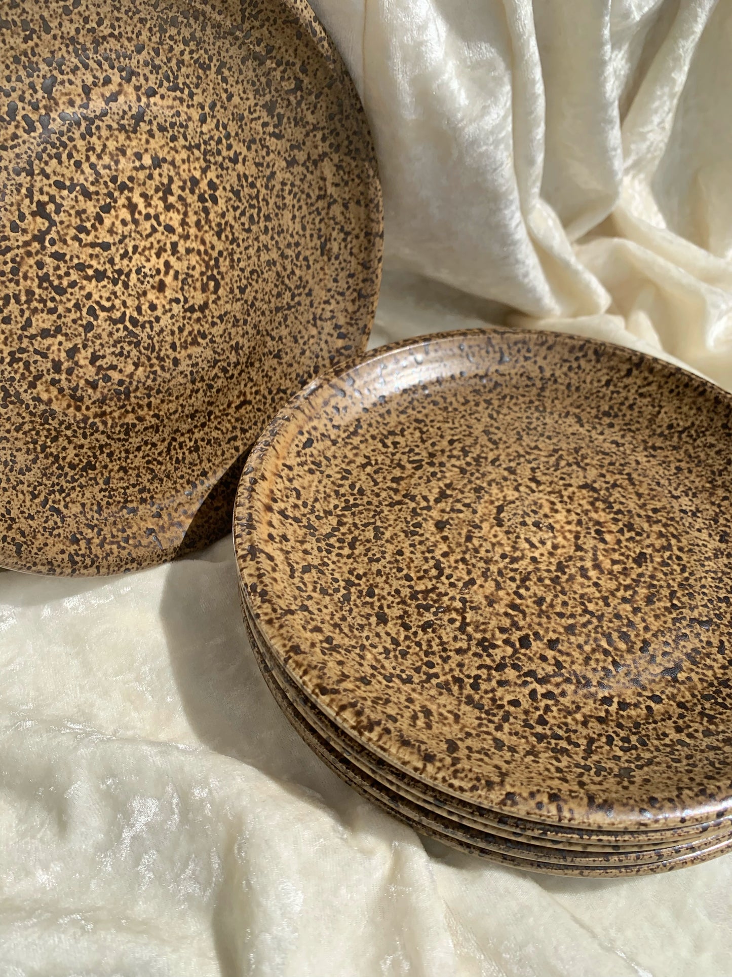 Six assiettes en grès moucheté Les Potiers de l'Abbaye