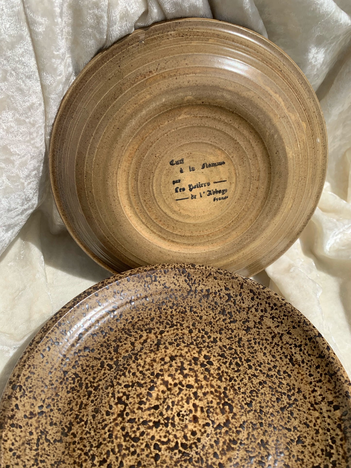 Six assiettes en grès moucheté Les Potiers de l'Abbaye