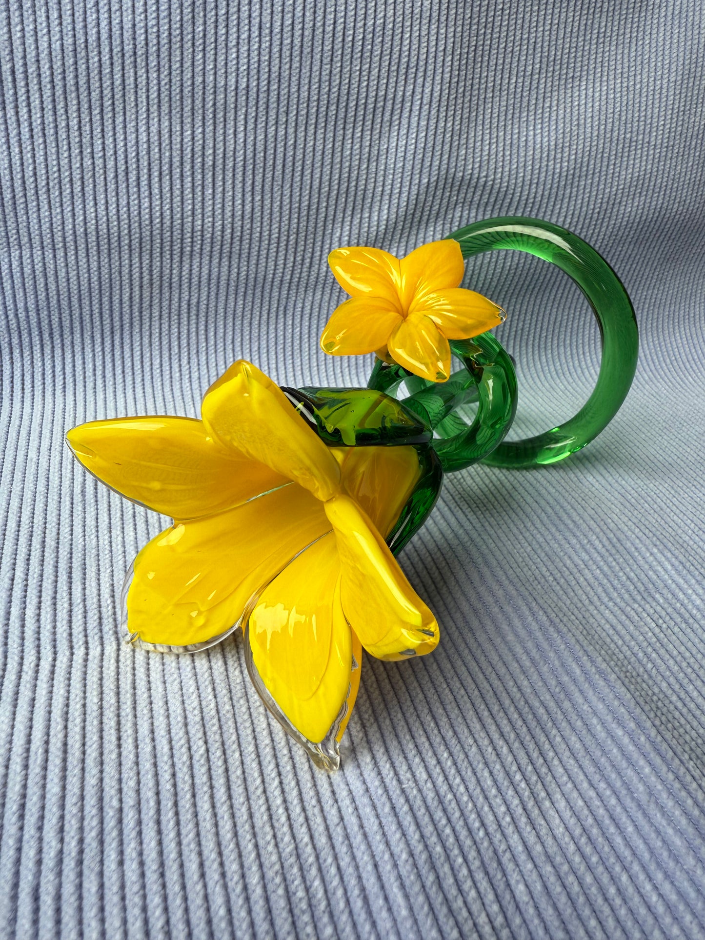 Fleur jaune en verre avec tige en spirale taille moyenne