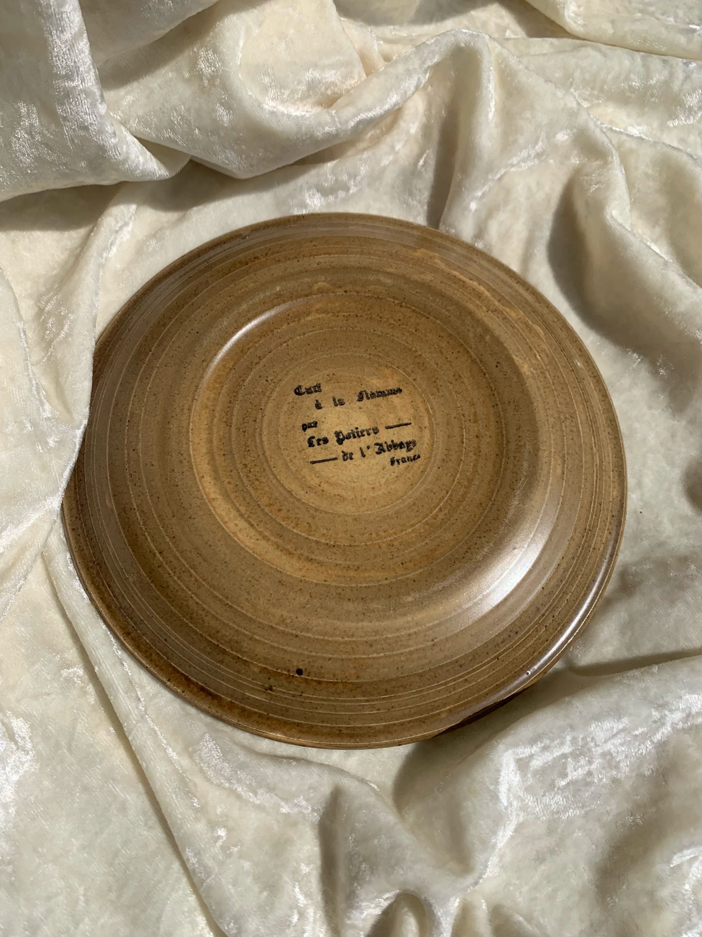 Six assiettes en grès moucheté Les Potiers de l'Abbaye