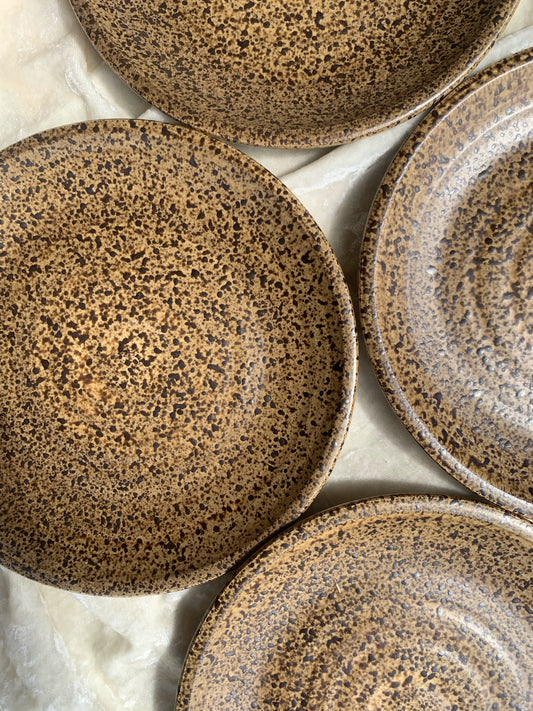 Six assiettes en grès moucheté Les Potiers de l'Abbaye