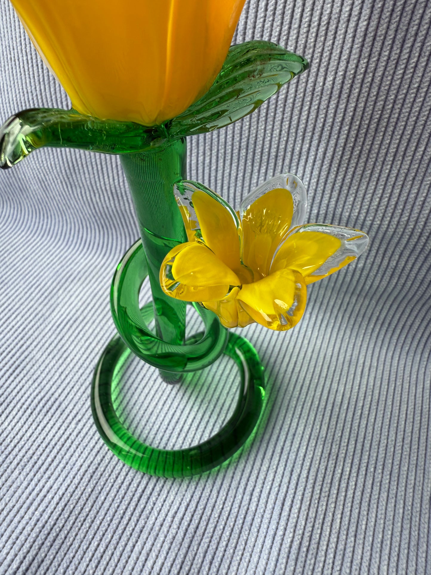 Grande fleur jaune en verre avec tige en spirale