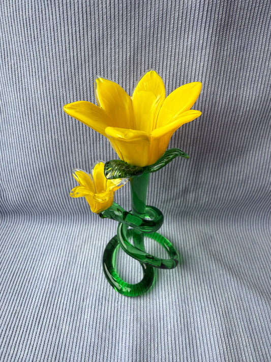 Grande fleur jaune en verre avec tige en spirale