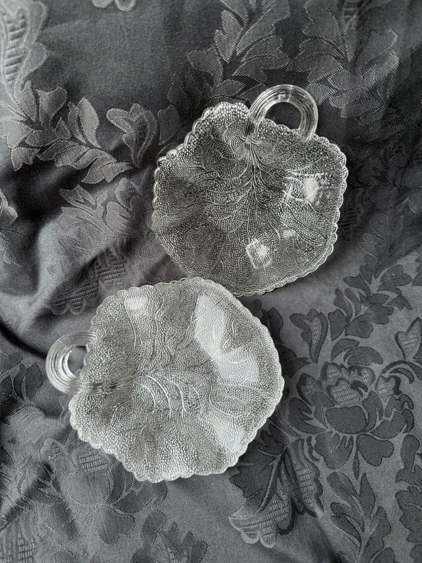 Trois coupelles en verre en forme de feuille
