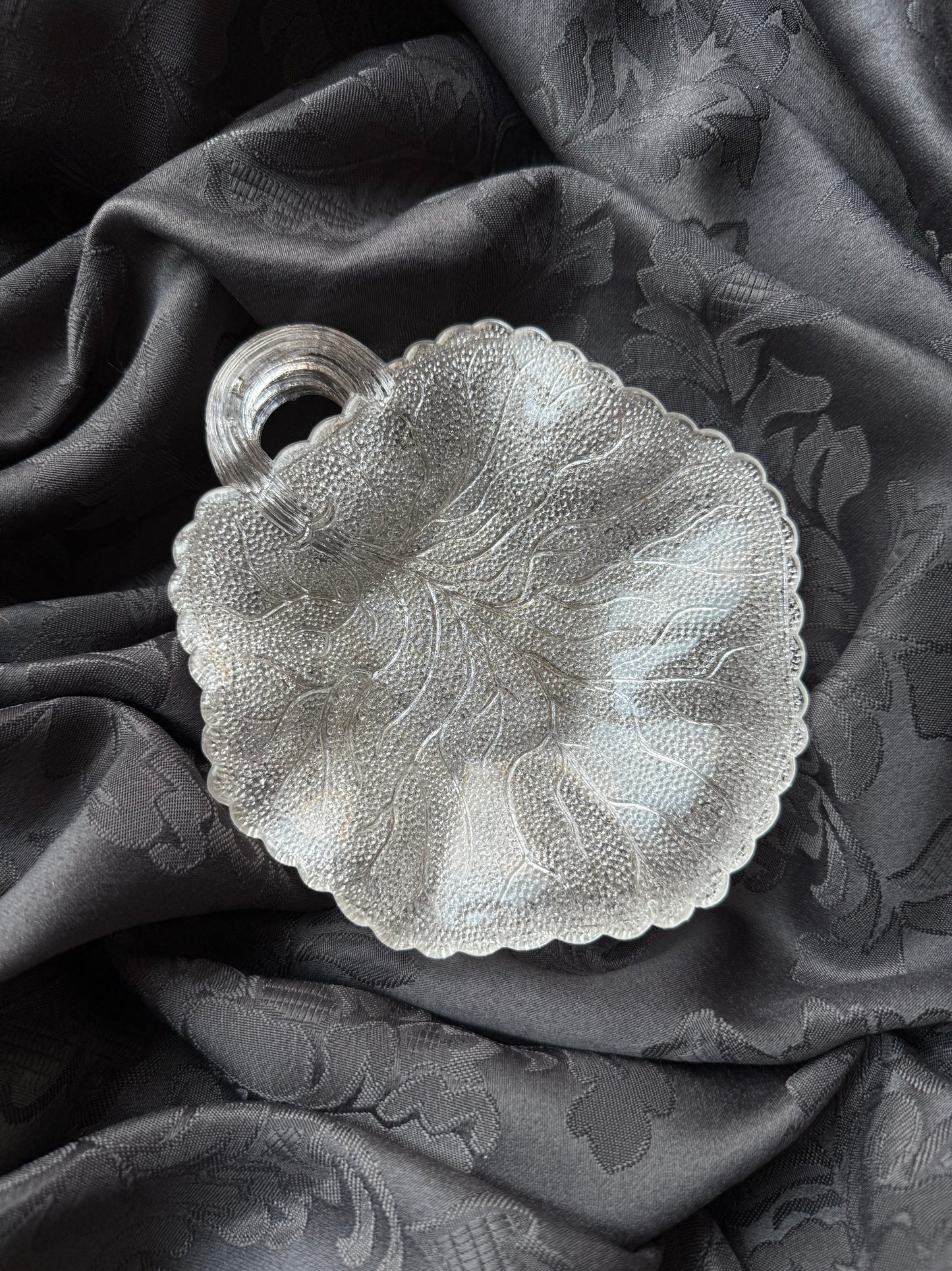 Trois coupelles en verre en forme de feuille