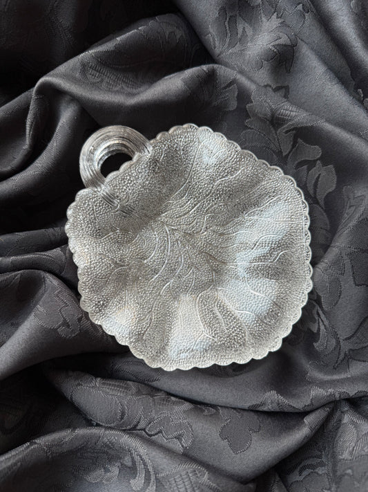 Trois coupelles en verre en forme de feuille