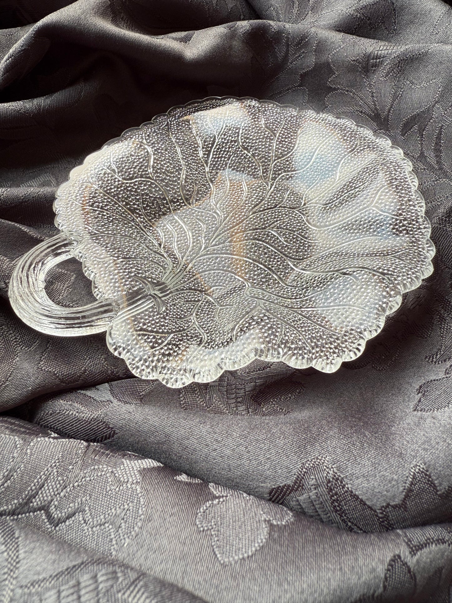 Trois coupelles en verre en forme de feuille