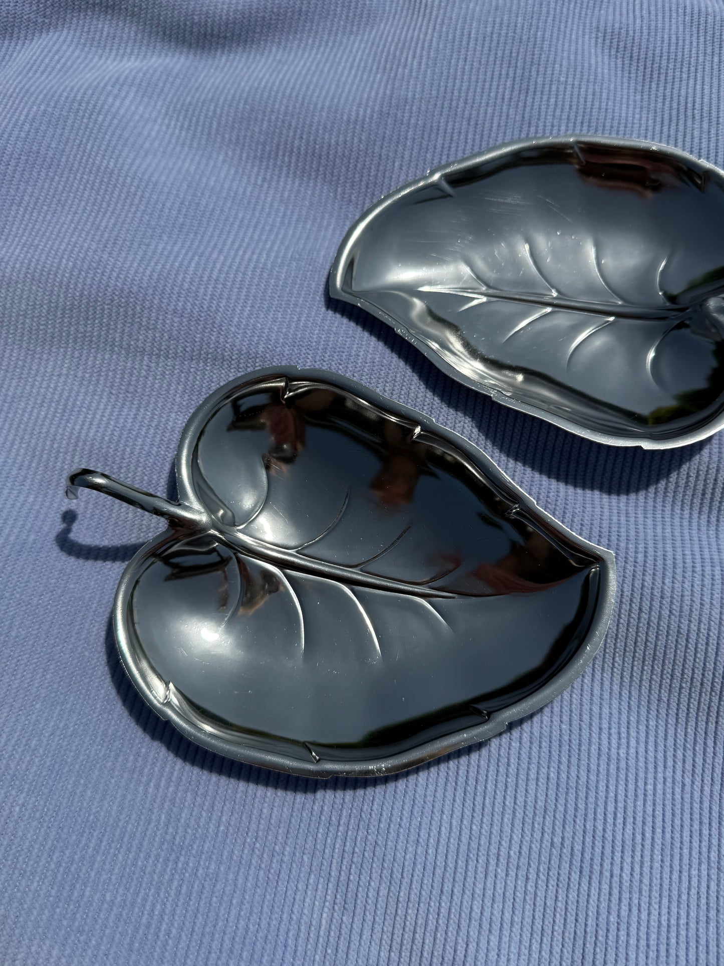 Deux coupelles en inox en forme de feuilles
