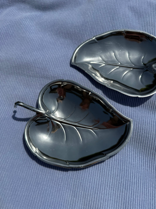 Deux coupelles en inox en forme de feuilles
