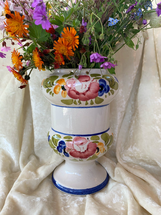 Vase fleuri en céramique