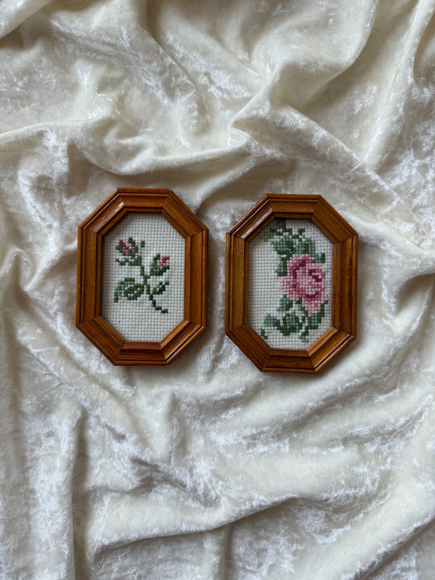 Deux petits cadres octogonaux en bois avec broderies