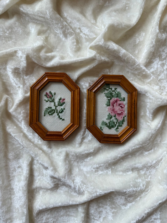 Deux petits cadres octogonaux en bois avec broderies