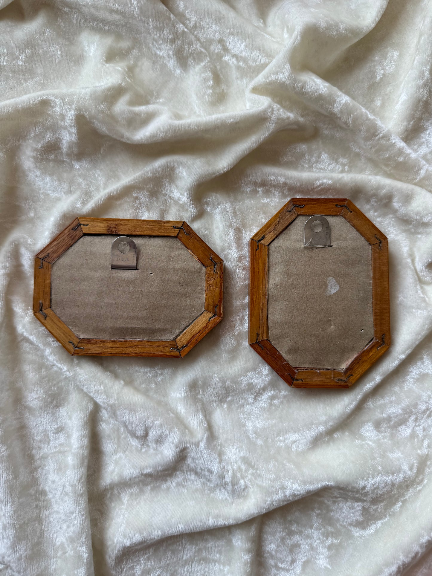 Deux petits cadres octogonaux en bois avec broderies