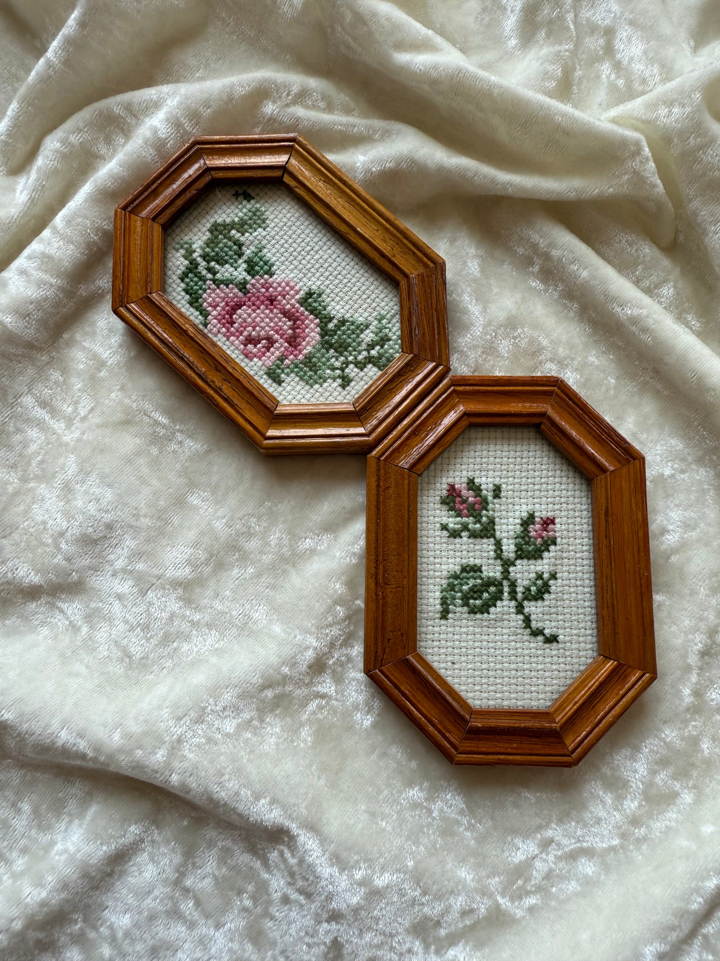 Deux petits cadres octogonaux en bois avec broderies