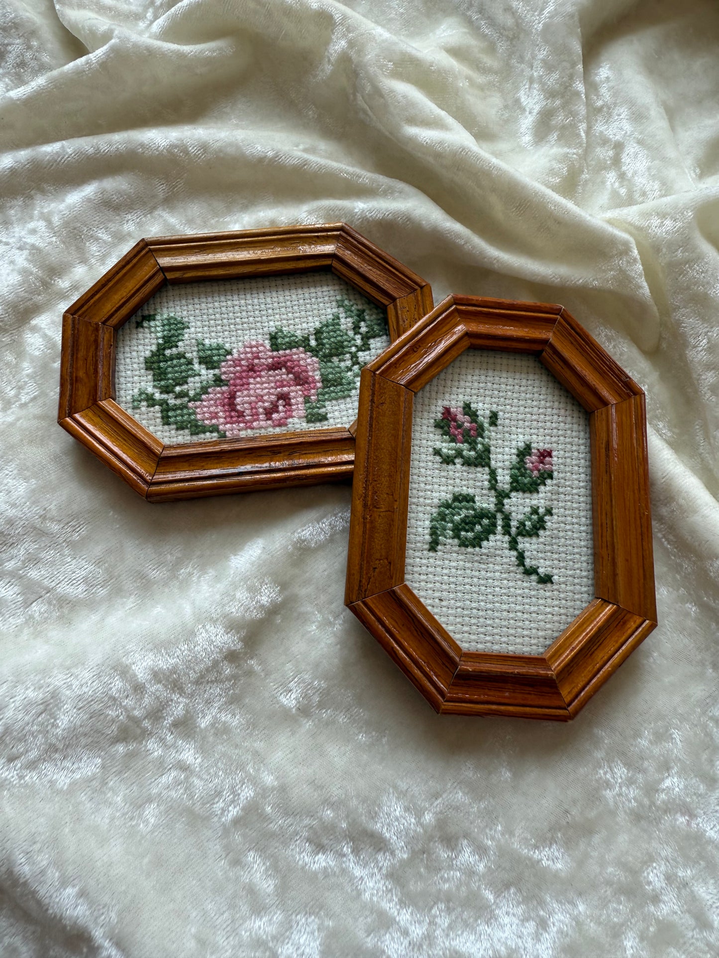 Deux petits cadres octogonaux en bois avec broderies