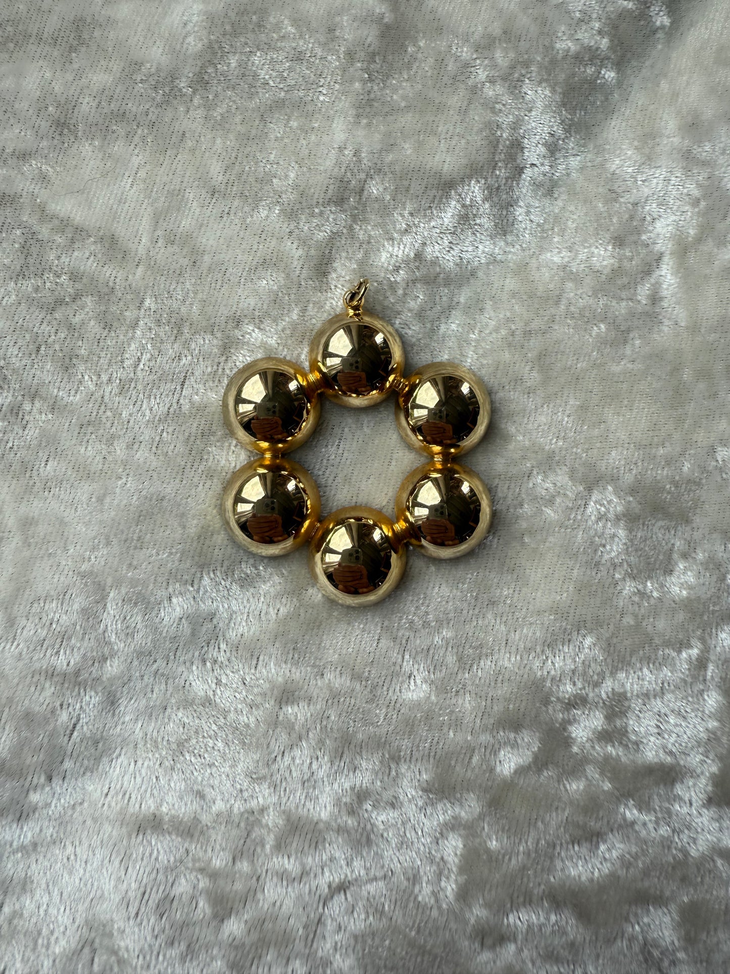Pendentif fleur dorée pétales bombés