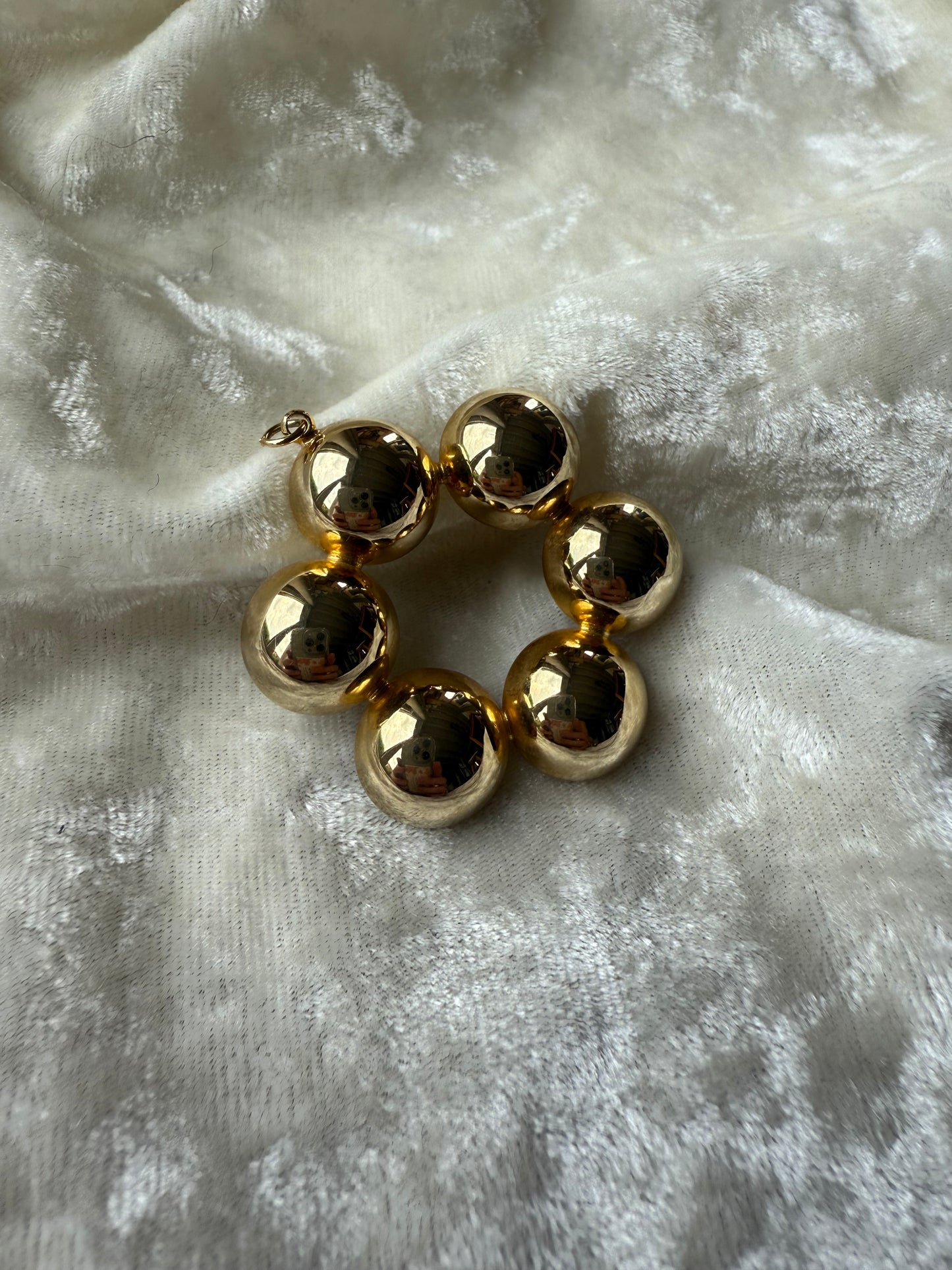 Pendentif fleur dorée pétales bombés