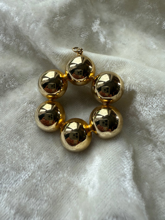 Pendentif fleur dorée pétales bombés