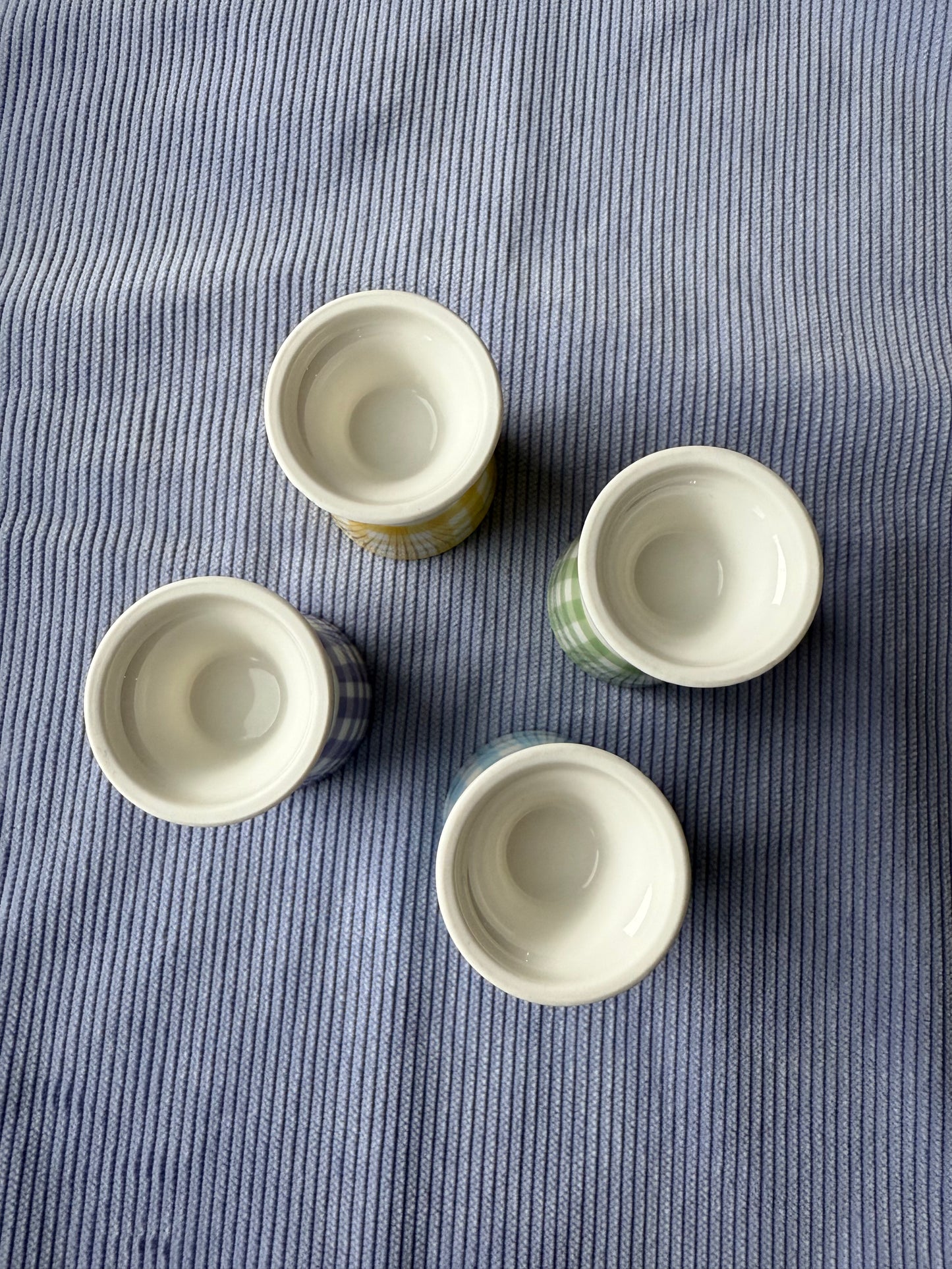 Quatre coquetiers en céramique motif vichy