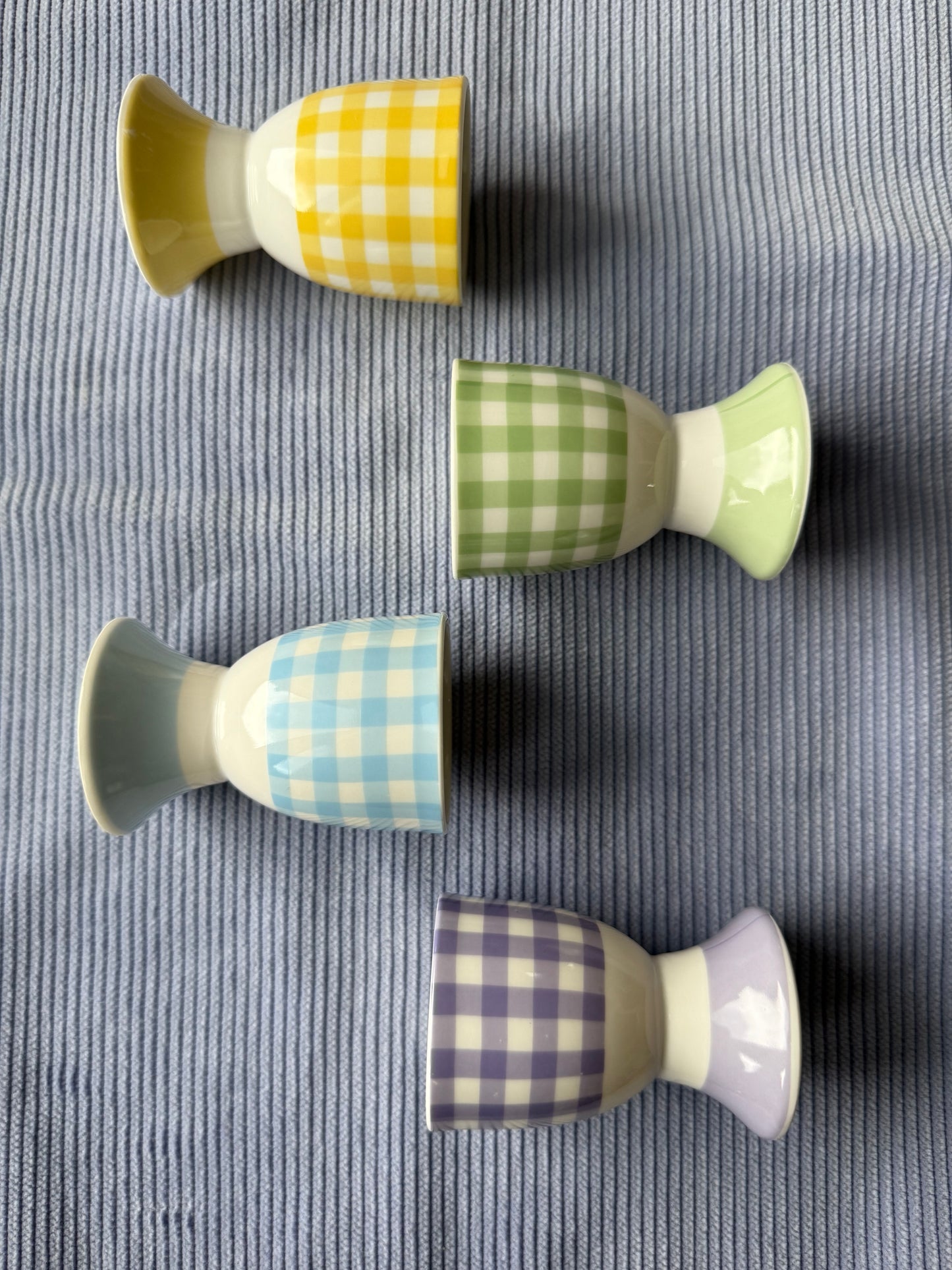 Quatre coquetiers en céramique motif vichy