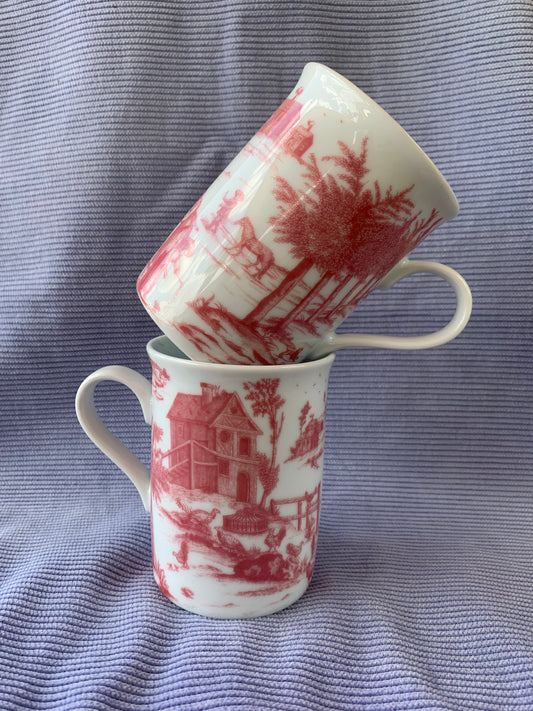 Deux tasses motif toile de jouy