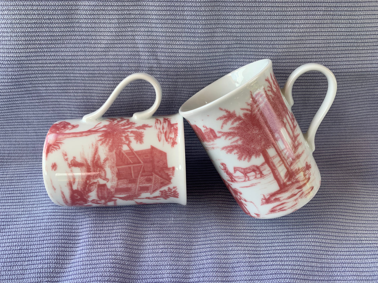 Deux tasses motif toile de jouy