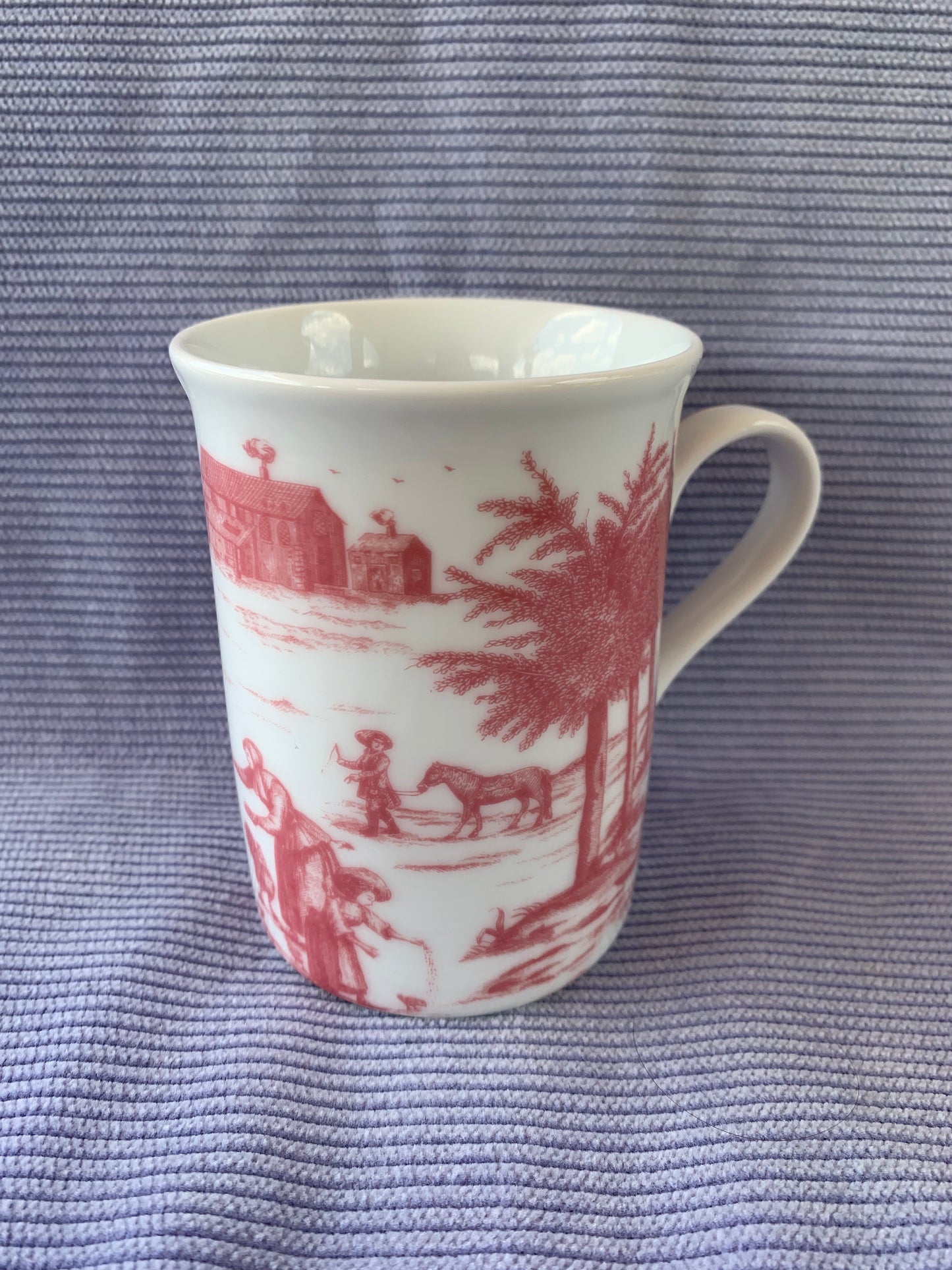 Deux tasses motif toile de jouy
