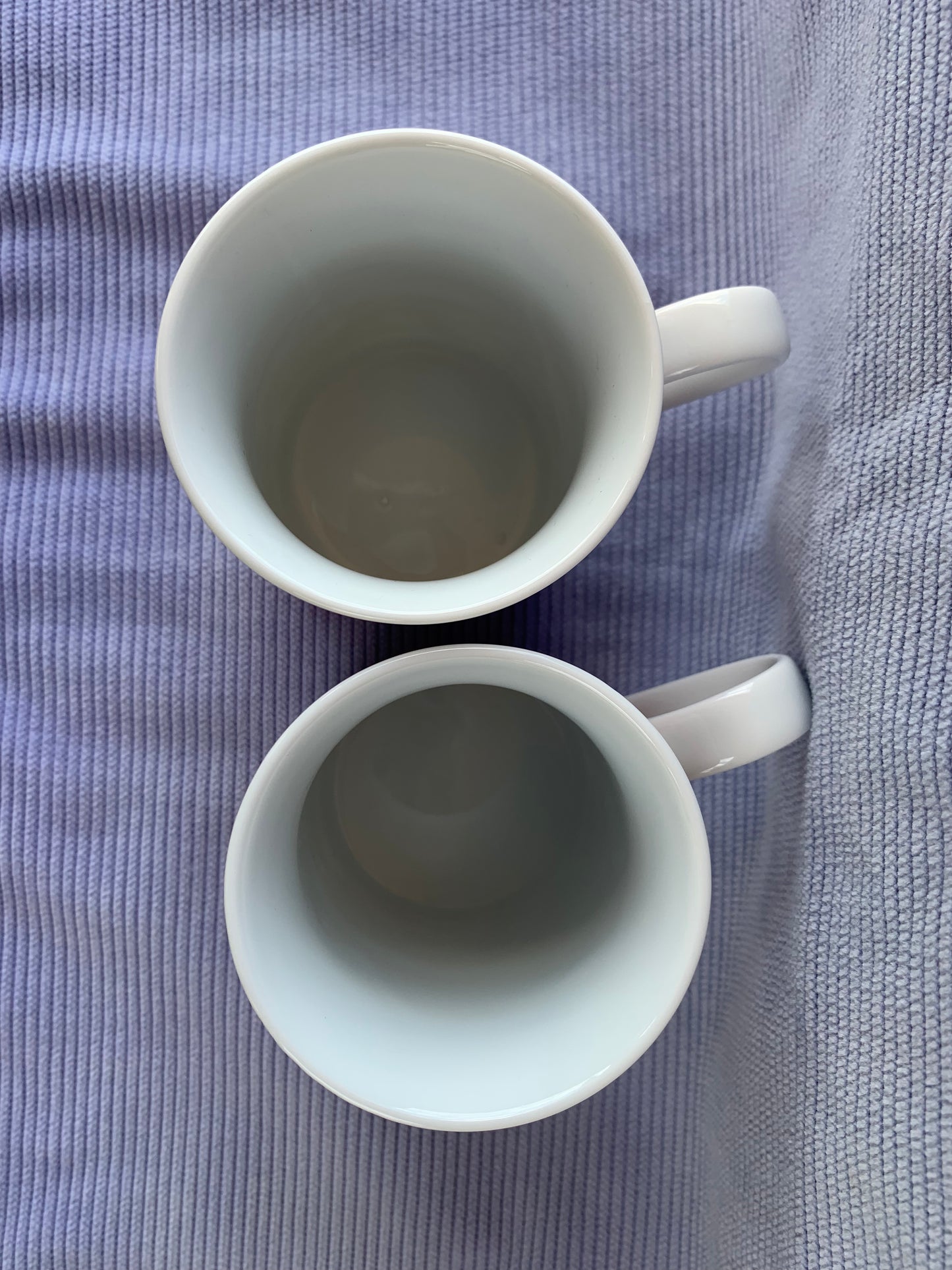Deux tasses motif toile de jouy
