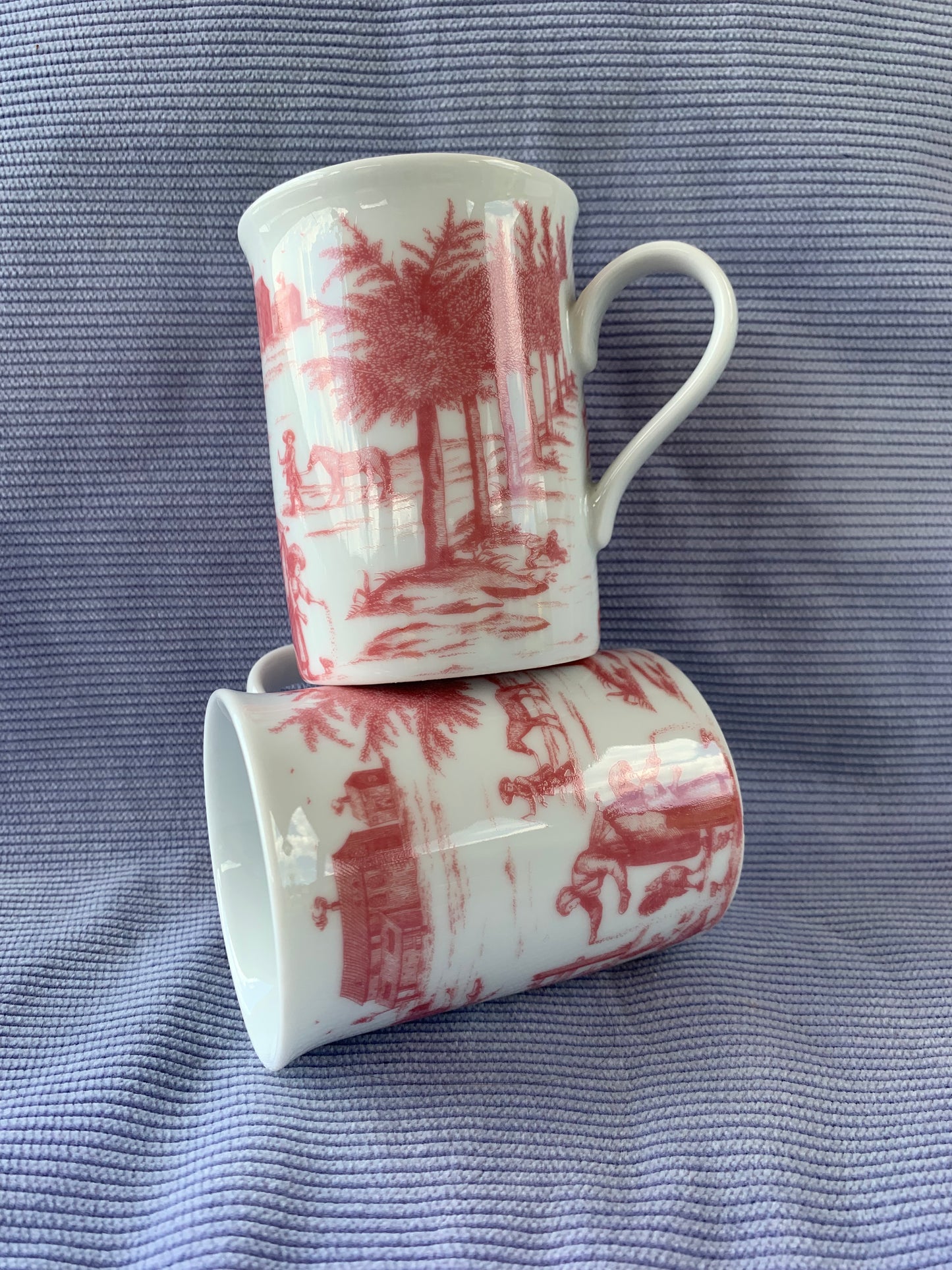 Deux tasses motif toile de jouy