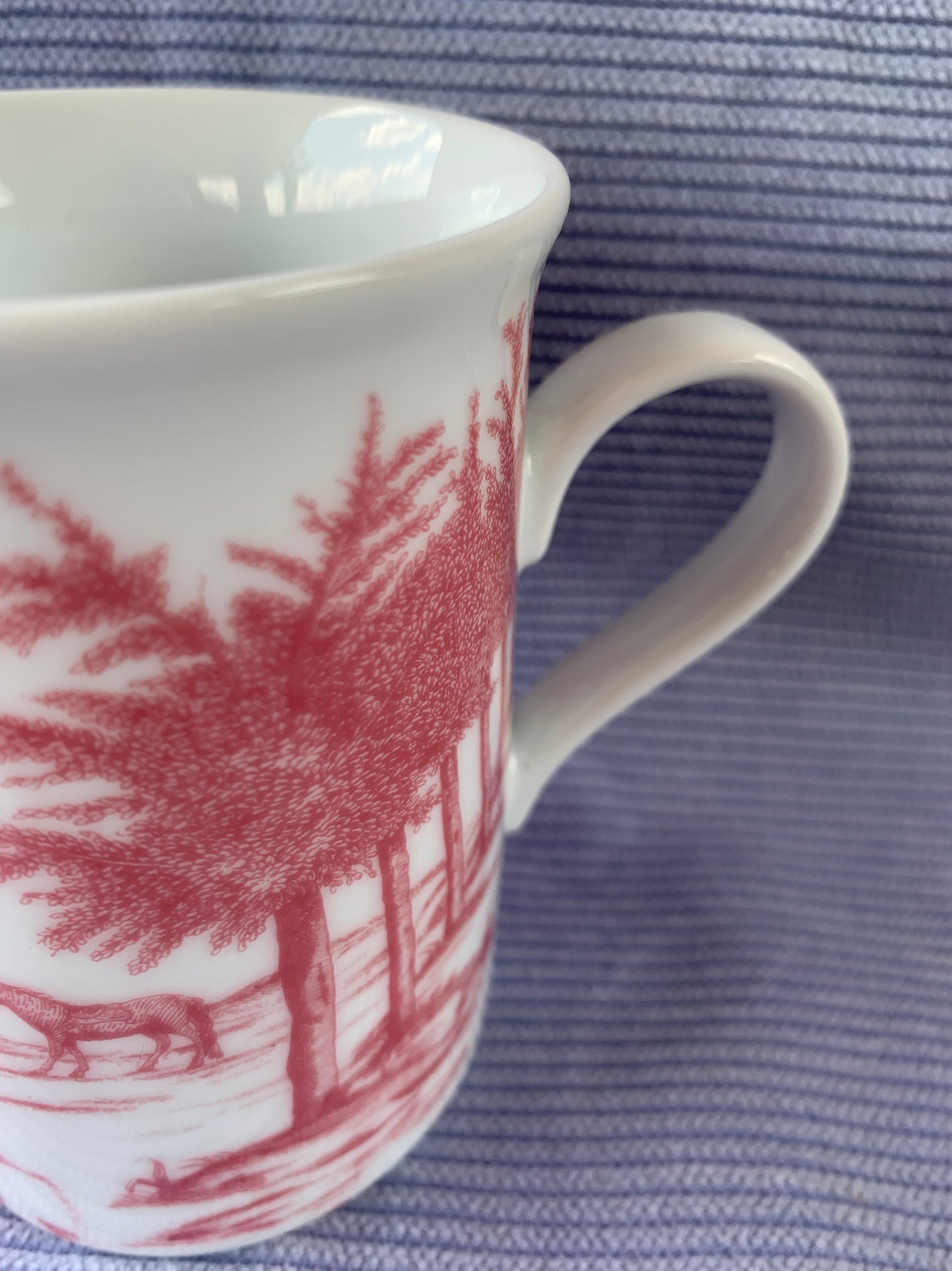 Deux tasses motif toile de jouy