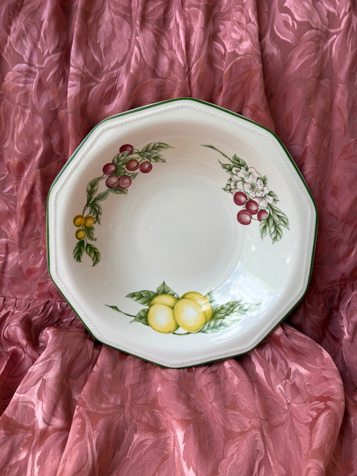 Une grande assiette creuse / plat en porcelaine fruits Churchill England