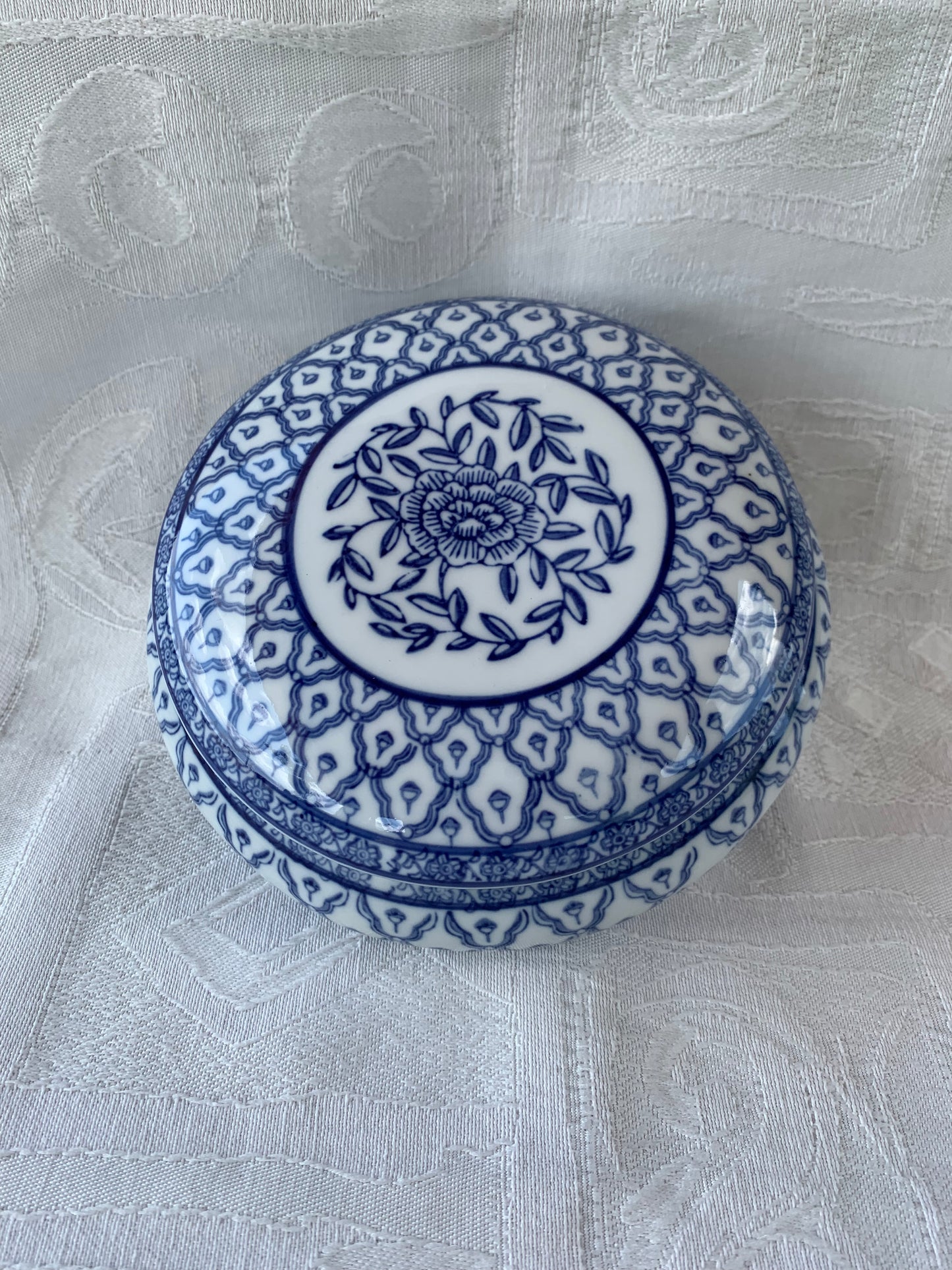Boîte en porcelaine peinte à la main