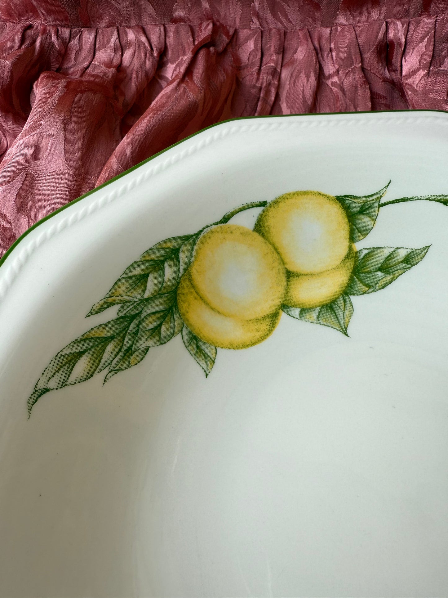 Une grande assiette creuse / plat en porcelaine fruits Churchill England