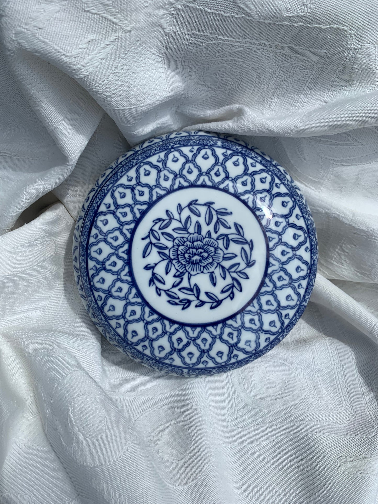 Boîte en porcelaine peinte à la main