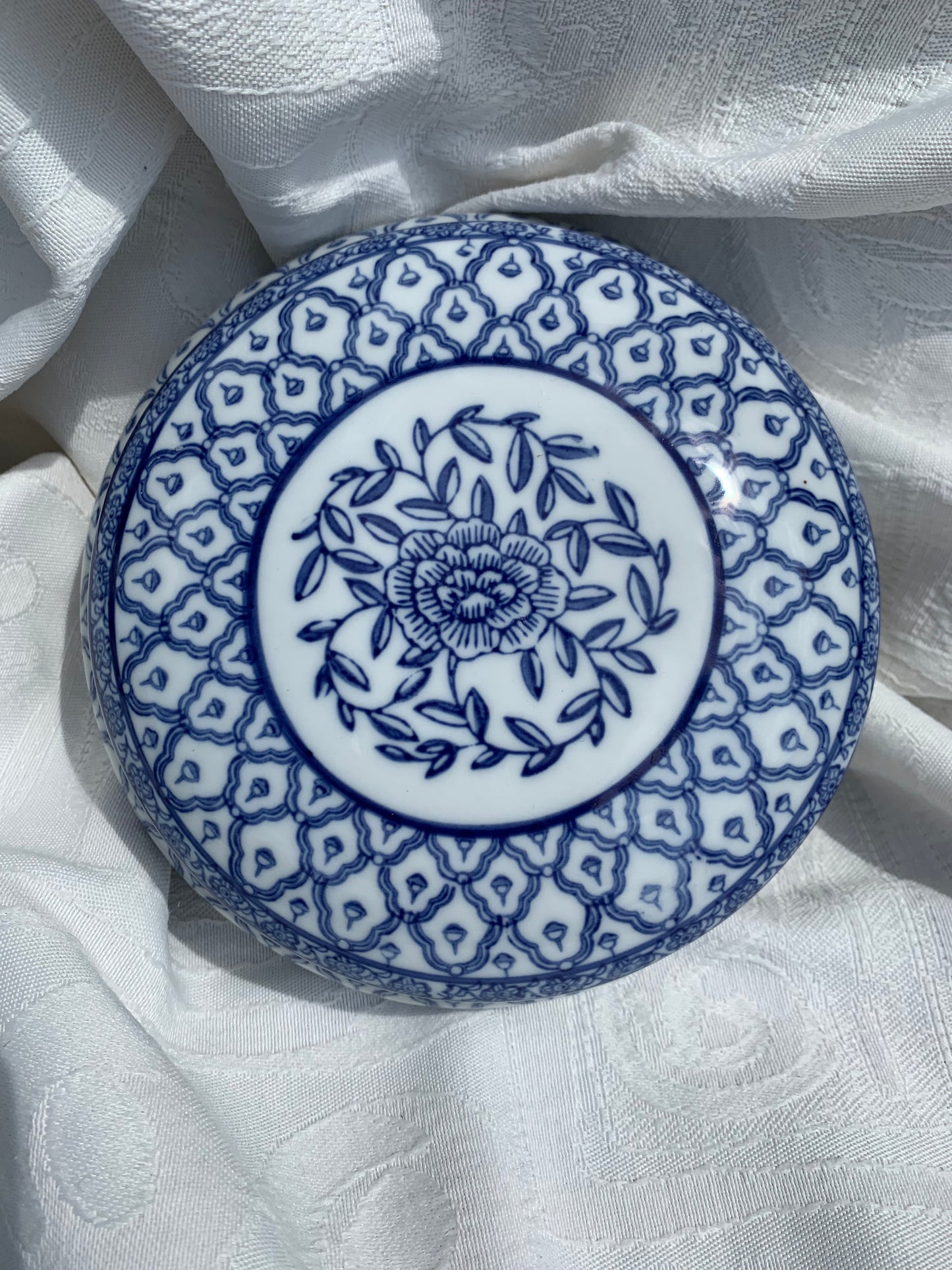 Boîte en porcelaine peinte à la main