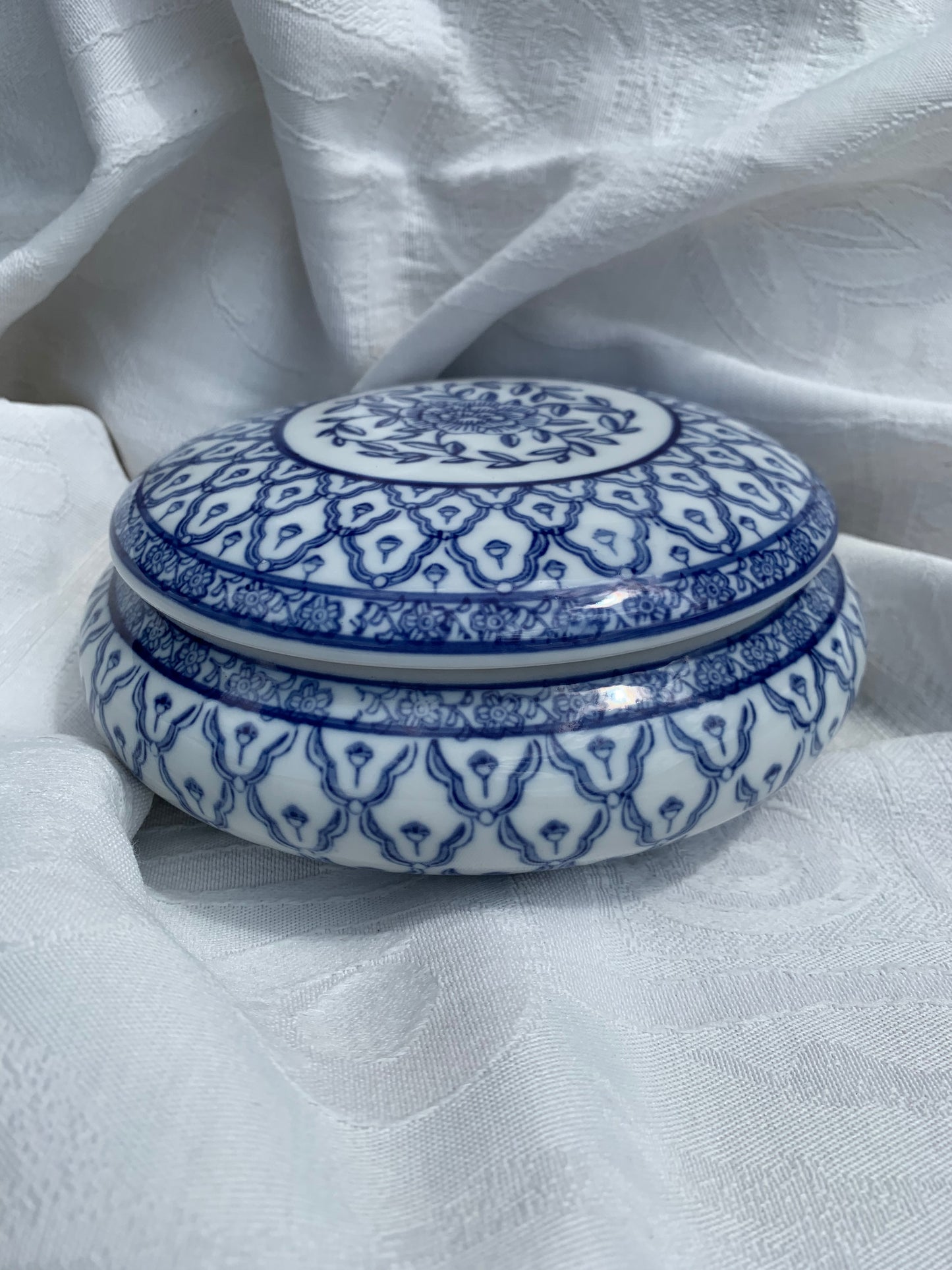 Boîte en porcelaine peinte à la main