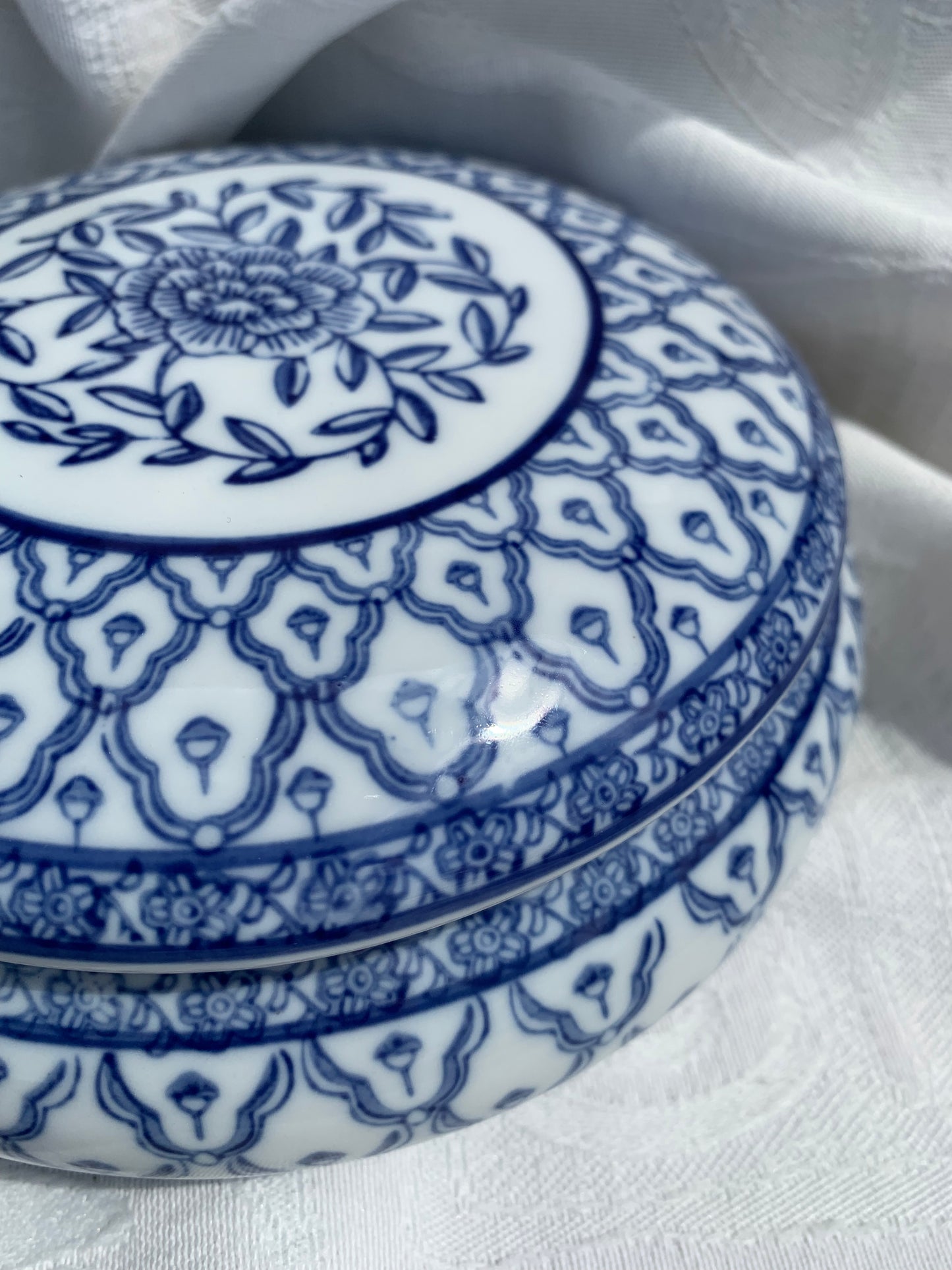 Boîte en porcelaine peinte à la main