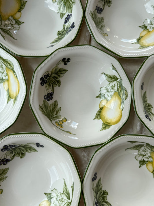 Huit petites assiettes creuses en porcelaine fruits Churchill England